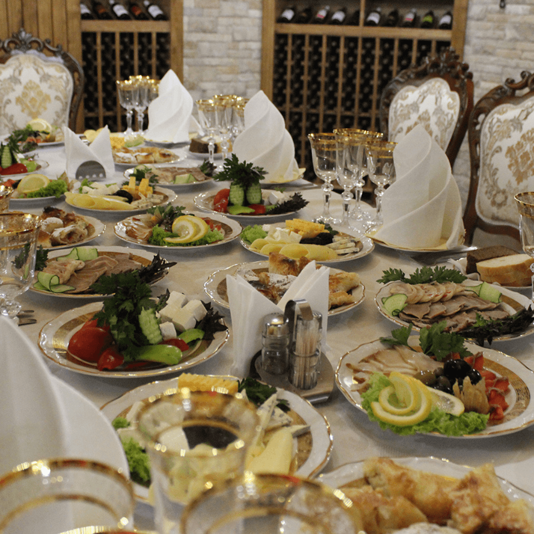 En la bodega Mileștii Mici no sólo podrás degustar el vino sino también cenar con platos tradicionales locales.png
