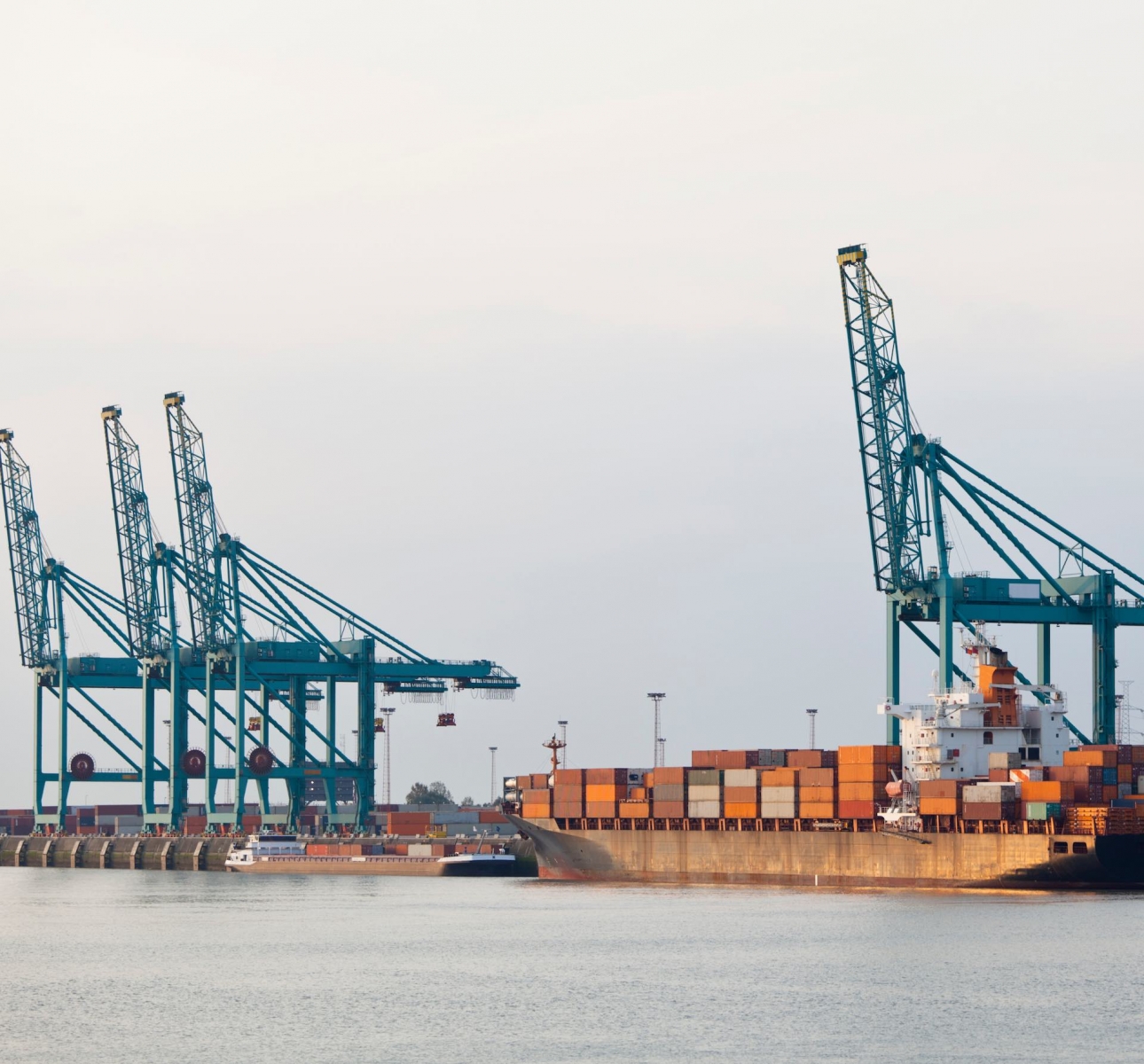 Angedocktes Containerschiff im Hafen