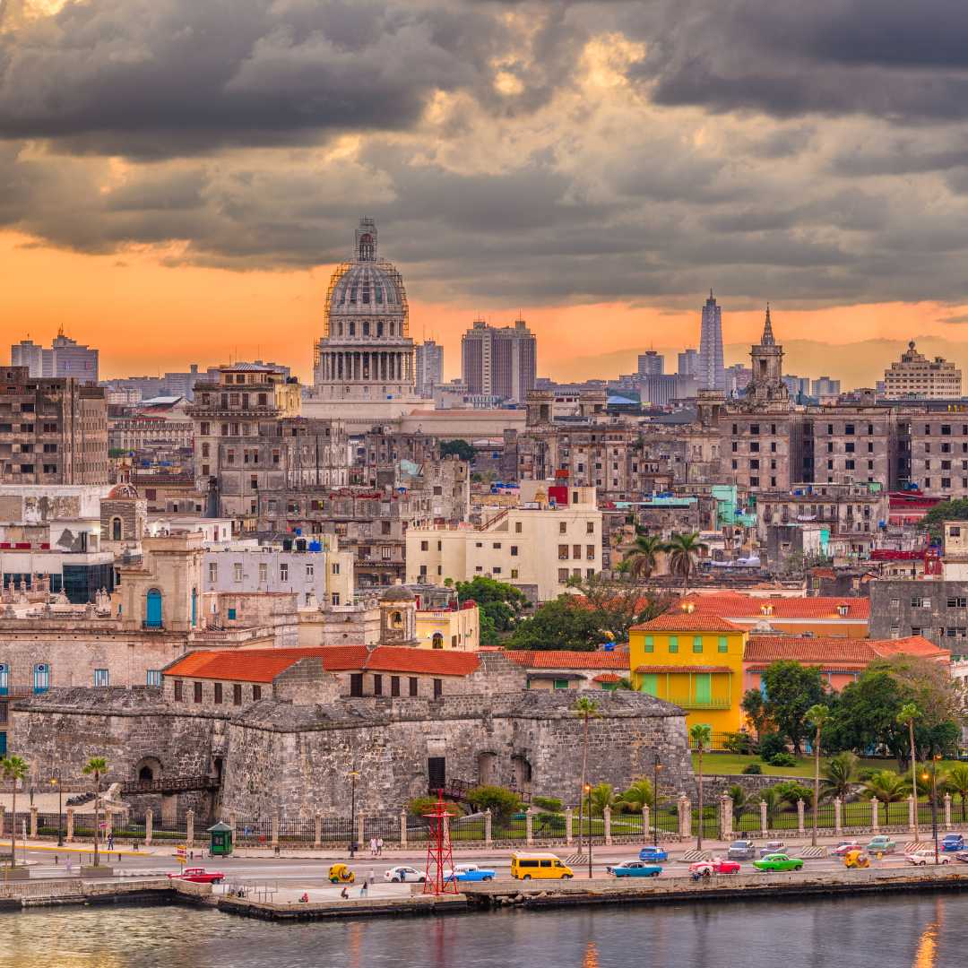 Havanna, Kuba Skyline der Innenstadt auf dem Wasser kurz nach Sonnenuntergang