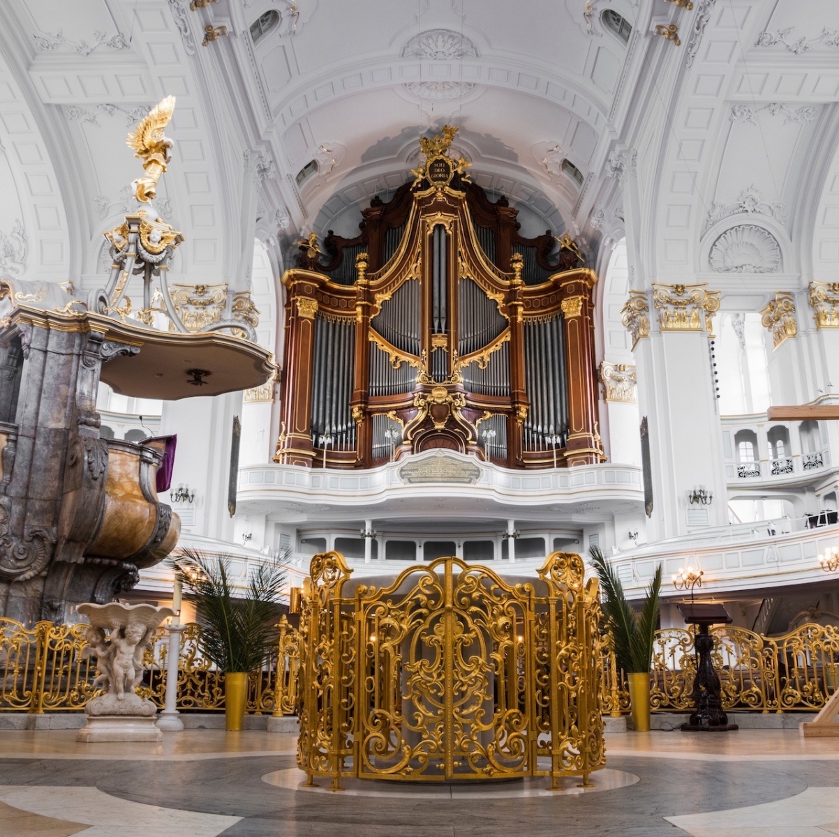 Vista interior de la Iglesia de San Miguel (Hauptkirche Sankt Michaelis), una de las cinco principales iglesias luteranas de Hamburgo (Hauptkirchen) y la iglesia más famosa de la ciudad de Hamburgo, Alemania