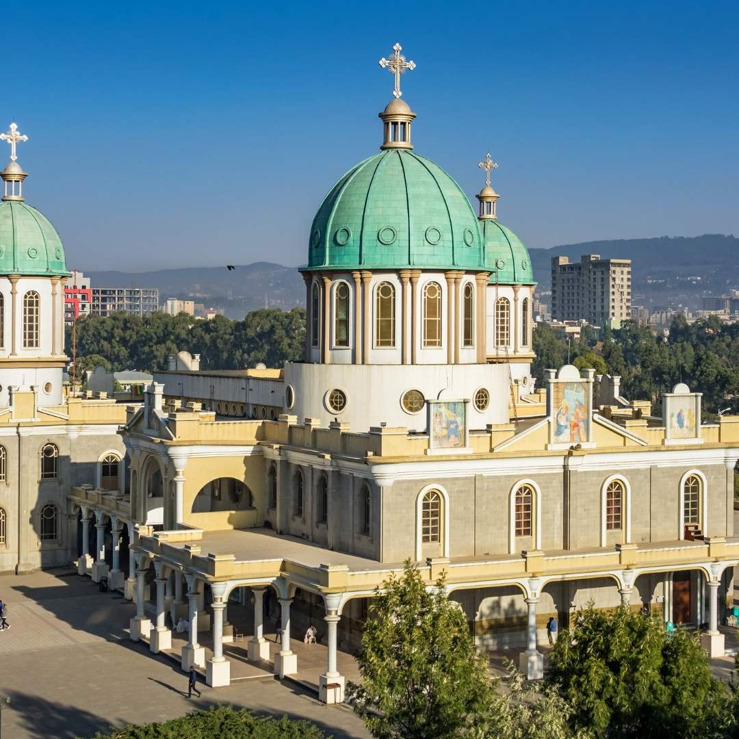 Wahrzeichen mit der Medhane-Alem-Kathedrale, was „Retter der Welt“ bedeutet, in Addis Abeba, Äthiopien an einem sonnigen Tag
