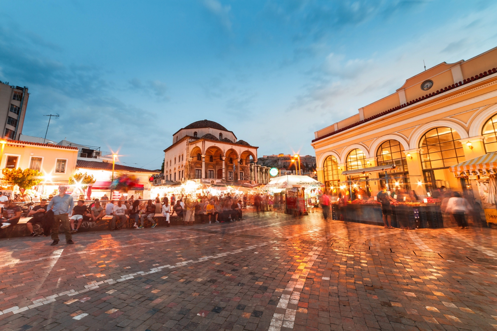 Piazza Monastiraki ad Atene in Grecia durante la notte