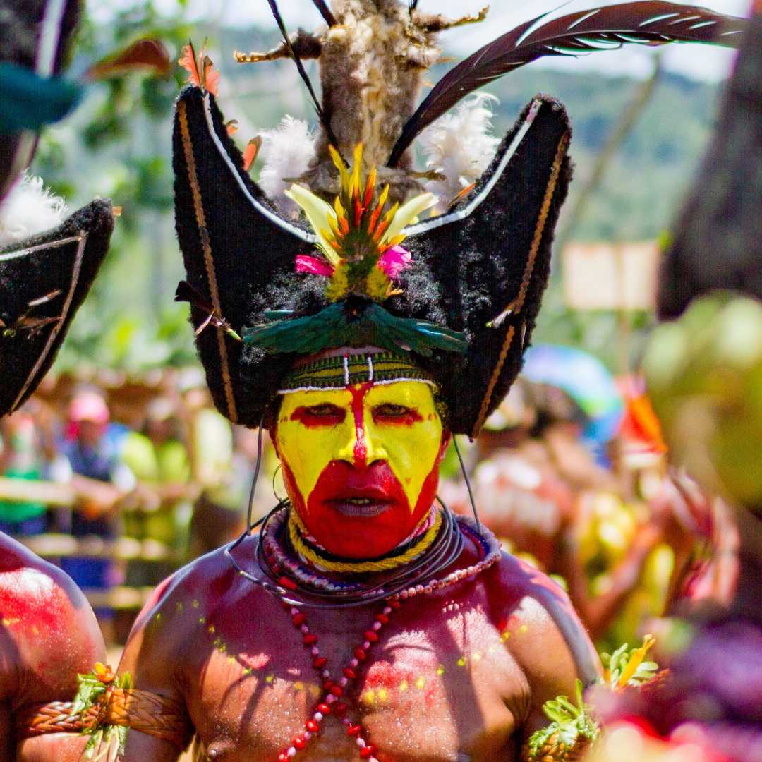 Viajando por las tierras altas del sur de Papúa Nueva Guinea me encontré en este festival tradicional. Estaba lleno de color y celebración de la cultura. Diferentes tribus de la región acudieron vestidas para representar a su pueblo. Este hombre era parte de la tribu Hulu. Fue interesante ver las grandes diferencias de personalidades entre las diferentes tribus. La tribu Hulu en particular fue la más ruidosa y agresiva de las tribus representadas. Podía sentir la pasión y el amor que cada tribu tenía por su gente.