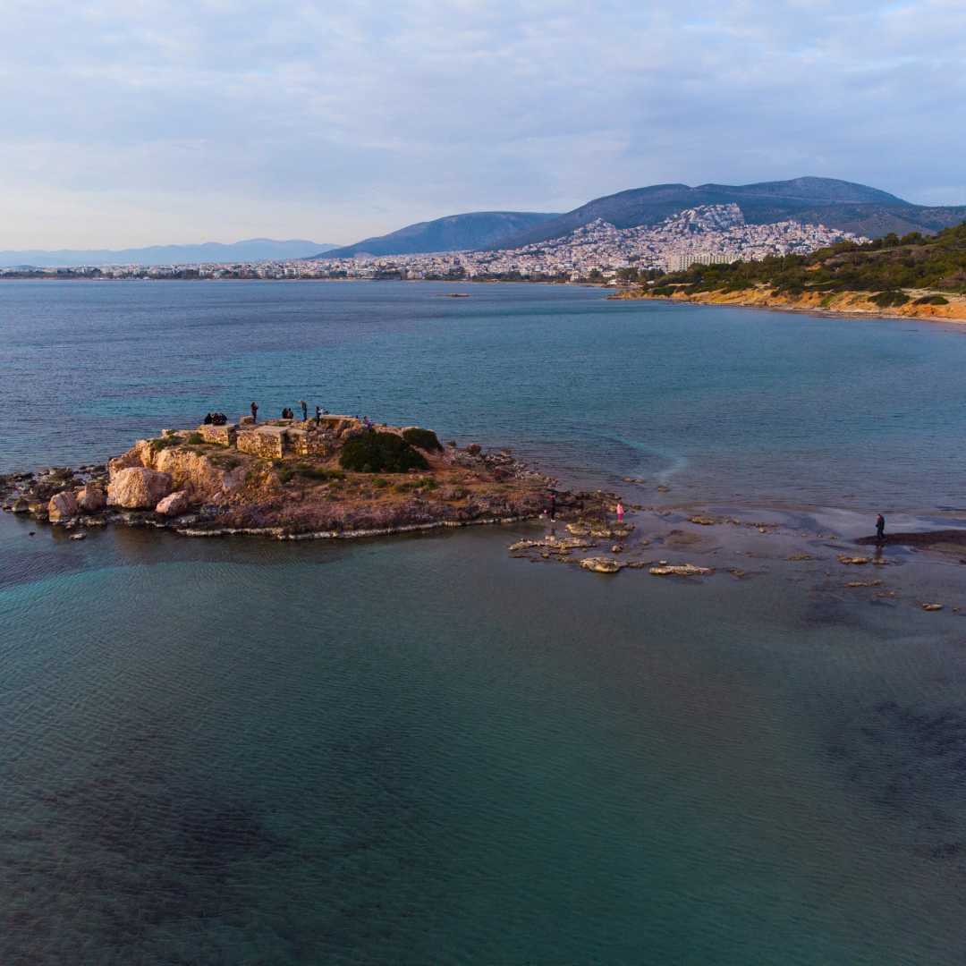 Foto aerea del piccolo isolotto di Kavouri, Vouliagmeni, durante il fenomeno della bassa marea