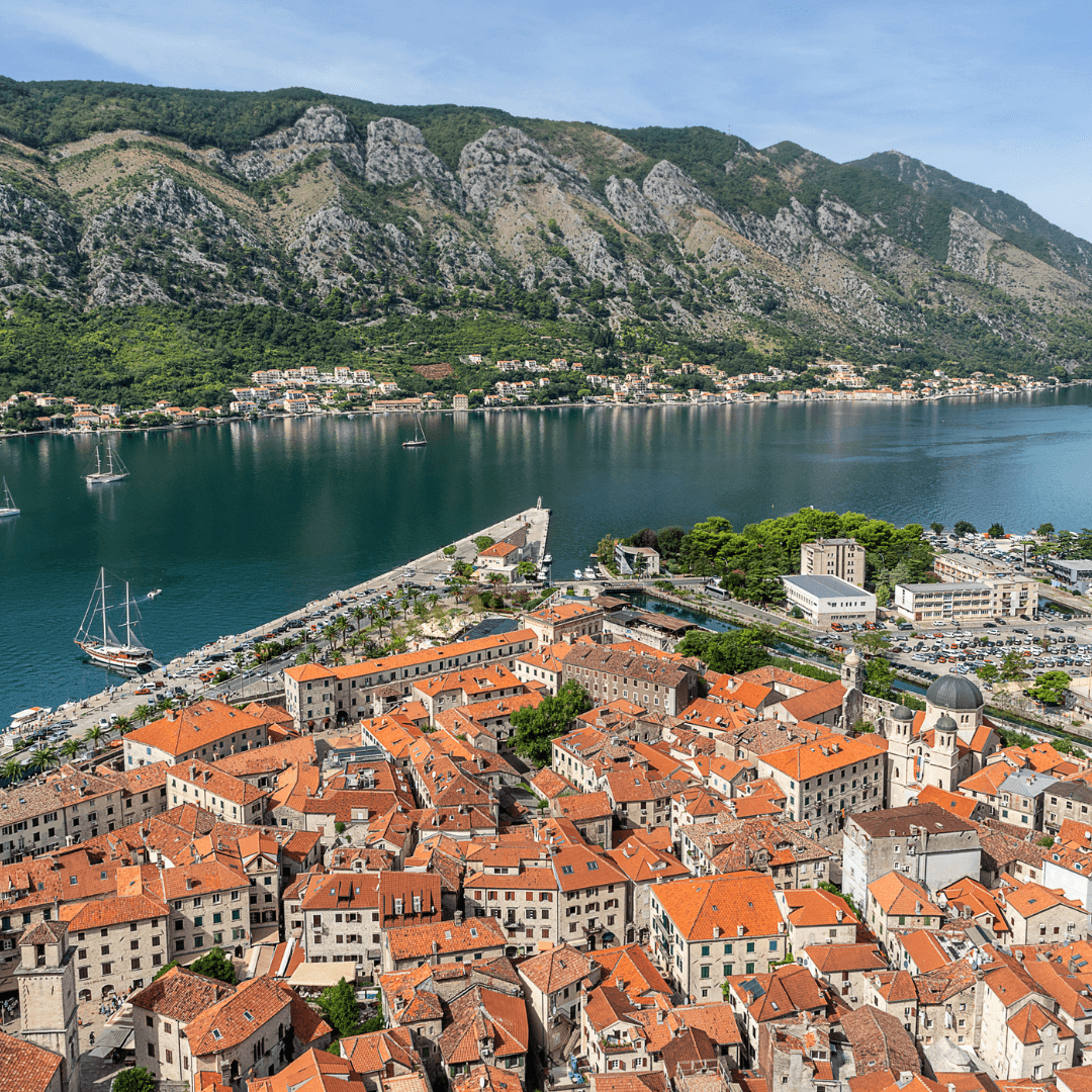 Die Stadt Kotor an der Spitze der Bucht von Kotor in Montenegro, von der Stadtfestung und der Altstadt aus gesehen