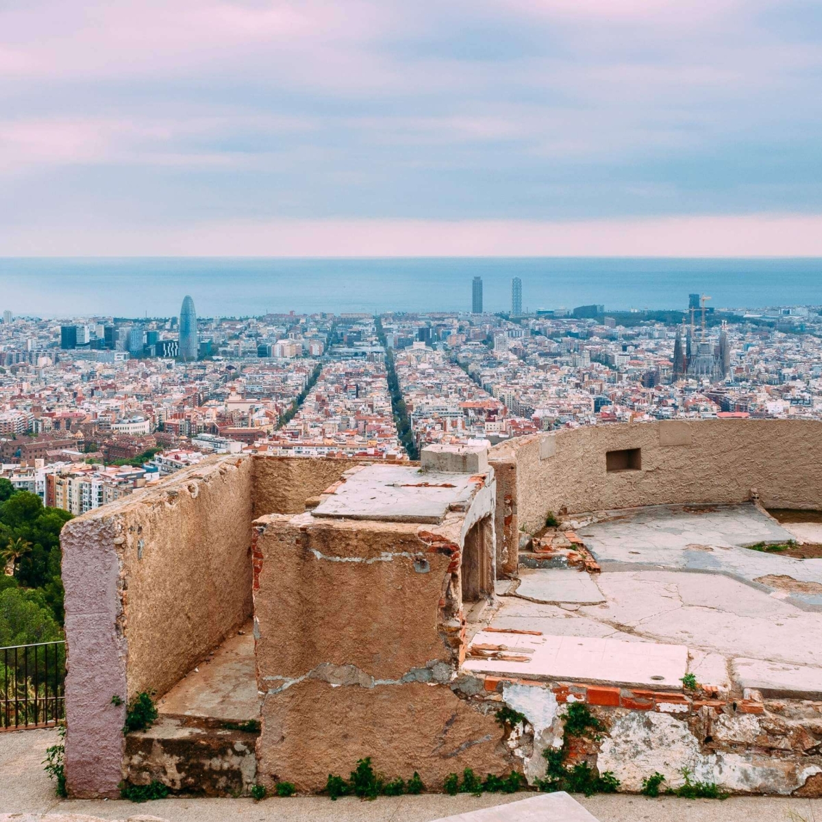 Вид на Барселону с высоты птичьего полета из бункеров дель Кармель или Туро де ла Ровира.