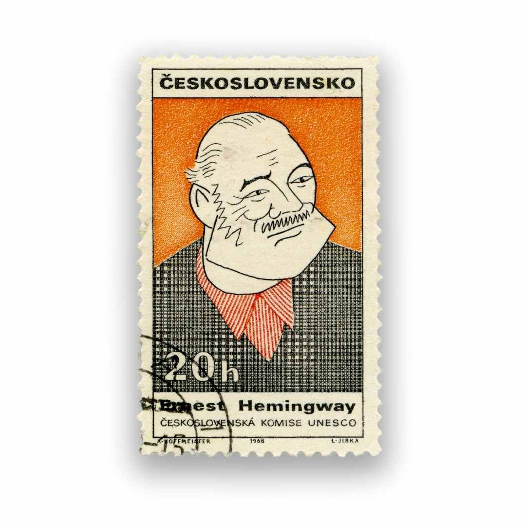 На марке, напечатанной в Чехословакии, изображен портрет американского писателя Эрнеста Миллера Хемингуэя, 1968 год.