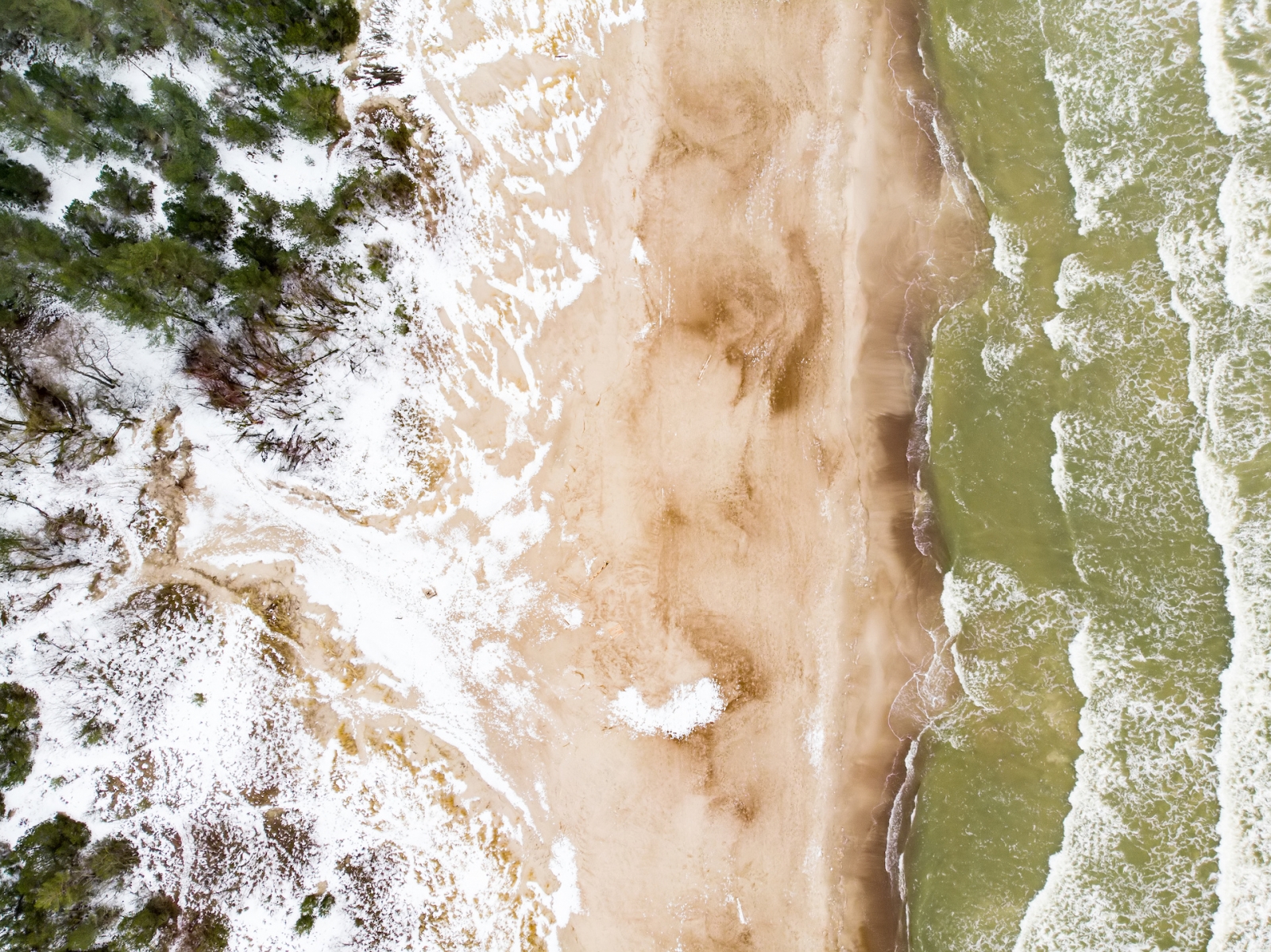 Vista aerea della linea costiera del Mar Baltico vicino alla città di Klaipeda, Lituania.  Bella costa del mare nella fredda giornata invernale