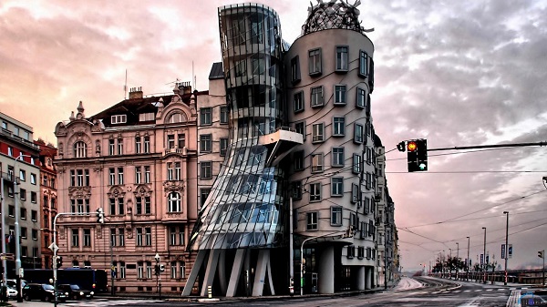 « Maison dansante ». Construite en 1996. Style – déconstruction – exemple de la note d’excursion courte à Prague