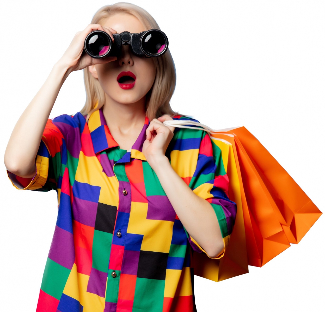 Chica rubia con camisa de los años 90 con binoculares y bolsas de compras