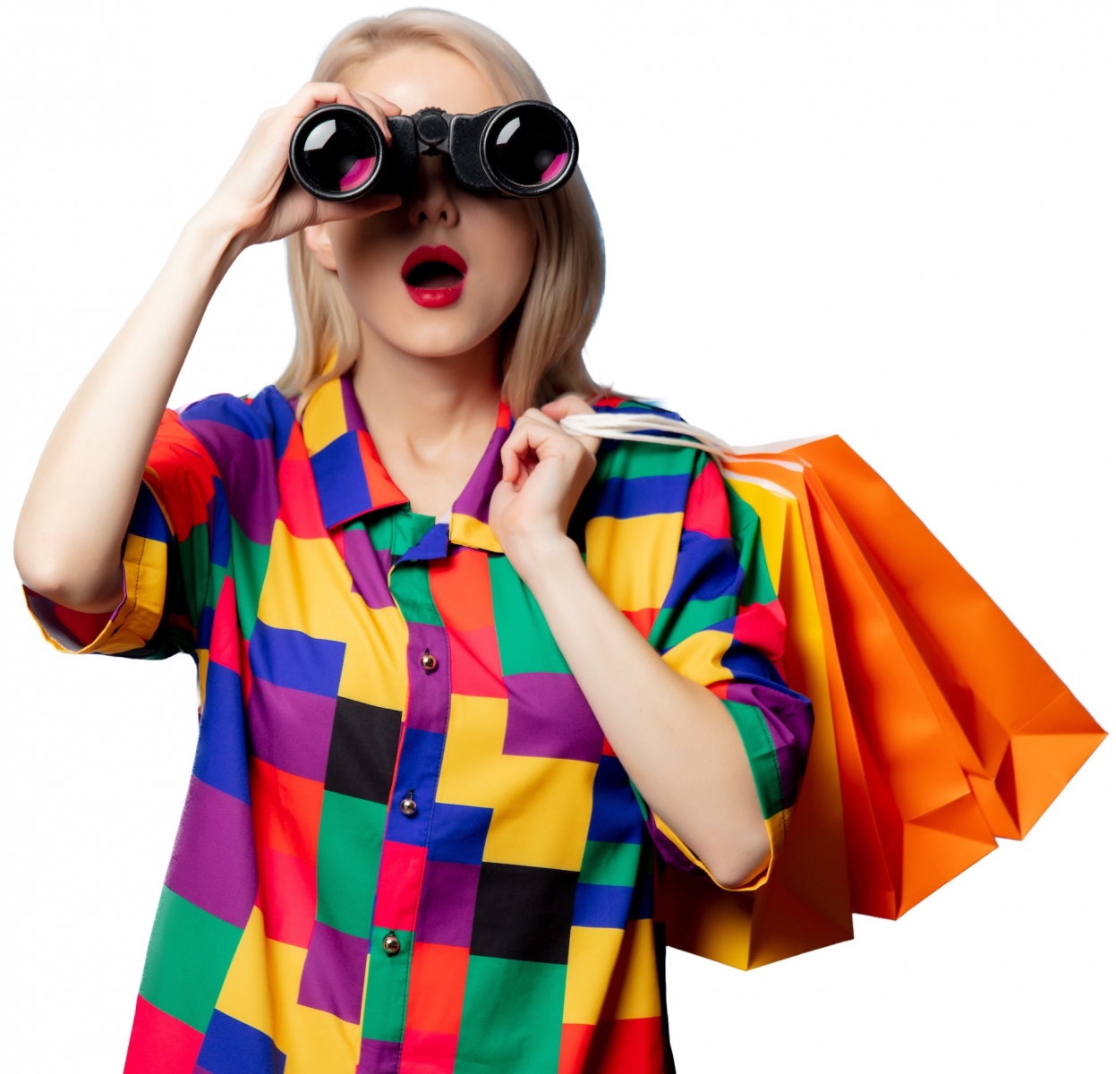 Blondes Mädchen im 90er-Jahre-Shirt mit Fernglas und Einkaufstüten