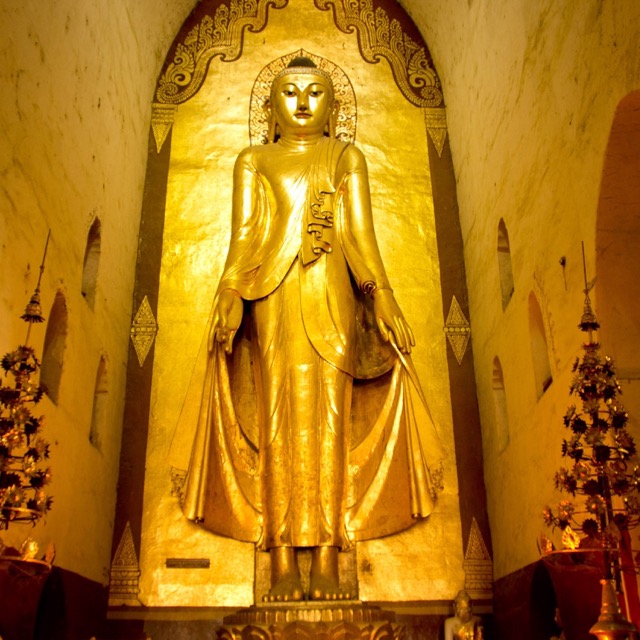 Estatua de Buda de pie en la Pagoda de Ananda, Birmania