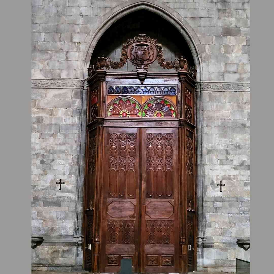 La puerta de entrada de la Catedral de Girona (Catedral de Santa María de Girona)