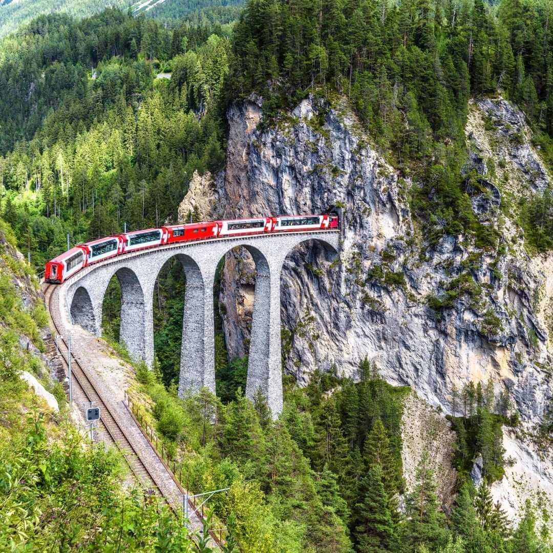Paisaje con viaducto Landwasser en verano, Filisur, Suiza. El expreso del glaciar Rético circula en un ferrocarril increíble