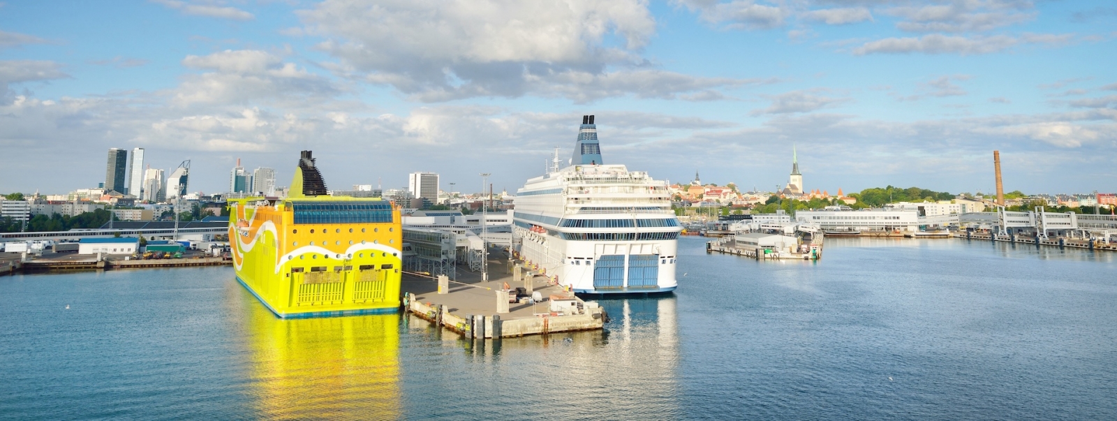 Barco de pasajeros (crucero) anclado en el puerto de Tallin, Estonia.  Mar Báltico.  Edificios y monumentos del casco antiguo al fondo.  Fin de semana, turismo, actividad de ocio, recreación, turismo.
