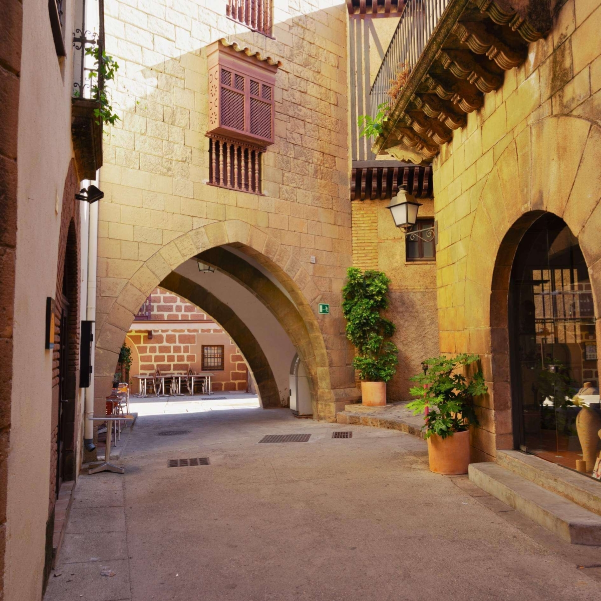 Каменная пешеходная улочка Побле Эспаньол, место традиционной архитектуры в Барселоне, Каталония, Испания