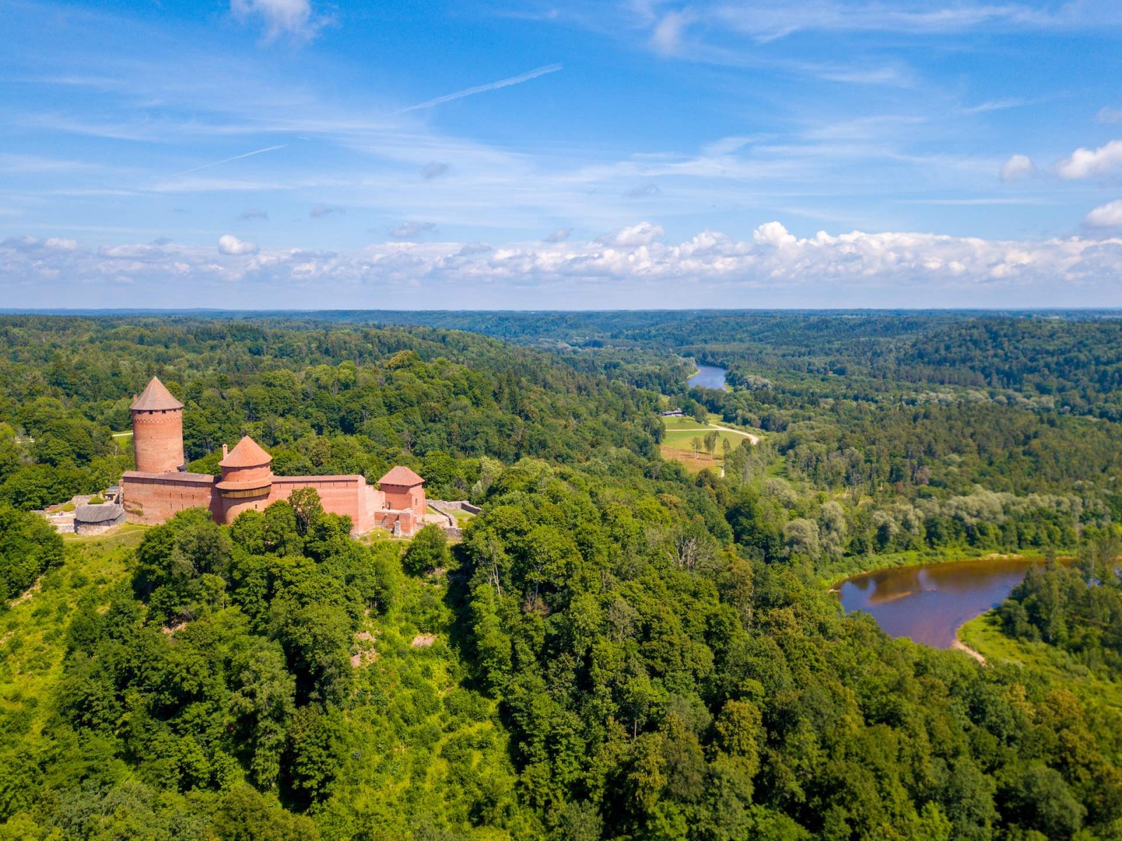 Incredibile veduta aerea del castello di Turaida durante le ore d'oro, l'ora del tramonto, Sigulda, Lettonia