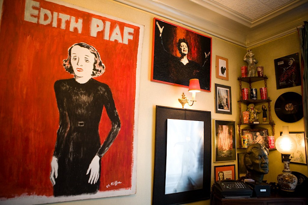 Dans le musée il y a beaucoup de portraits de Piaf, peints par de nombreux peintres.