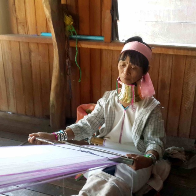 Langhalsige Frau in Burma am Inle-See beim Basteln