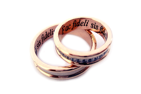 Puede ser que la pareja necesita hacer un grabado memorable en los anillos 