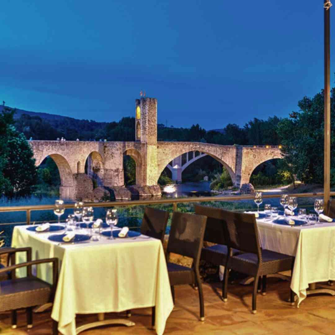 Вид с панорамной террасы ресторана Pont Vell в Бесалу