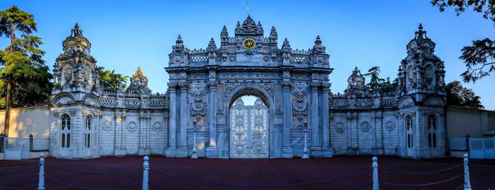 Palais de Dolmabahçe - situé dans le quartier Beşiktaş d'Istanbul, en Turquie, sur la côte européenne du détroit du Bosphore