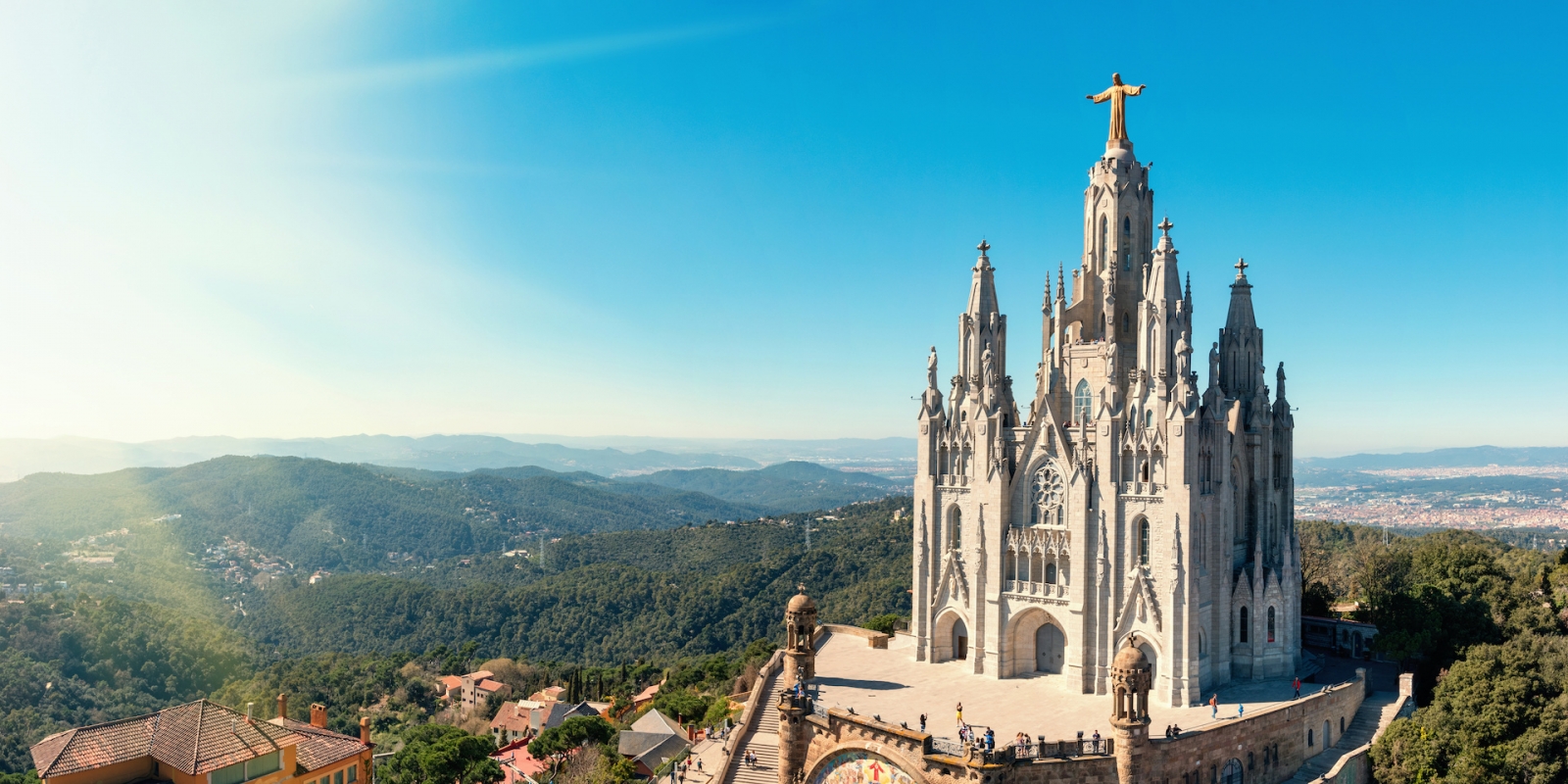 Храм Святого Сердца Иисуса на горе Тибидабо на фоне голубого неба, Барселона, Испания