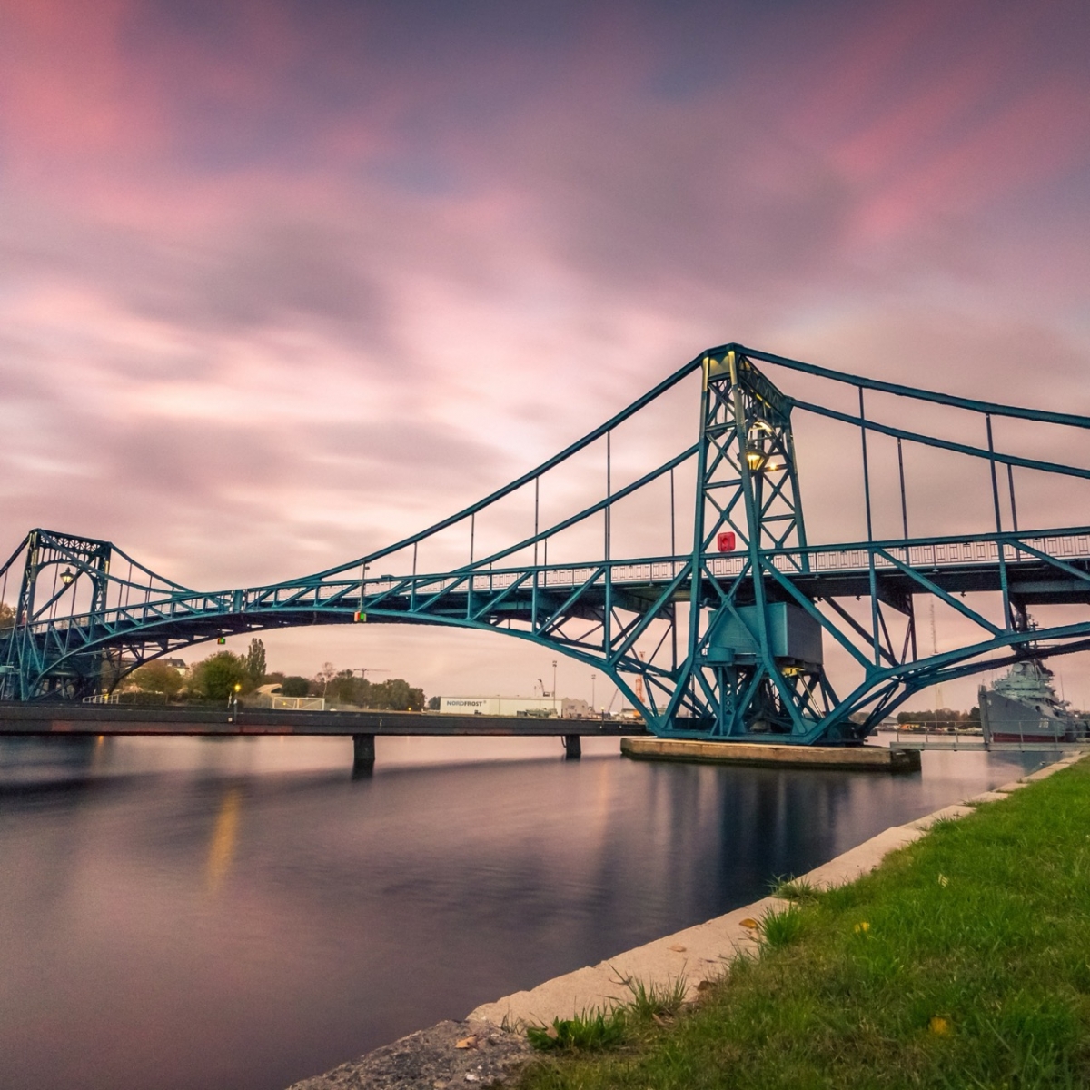Мост Кайзера Вильгельма в розовом ;)