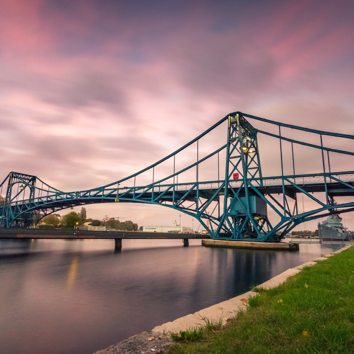 Kaiser-Wilhelm-Brücke in Pink ;)