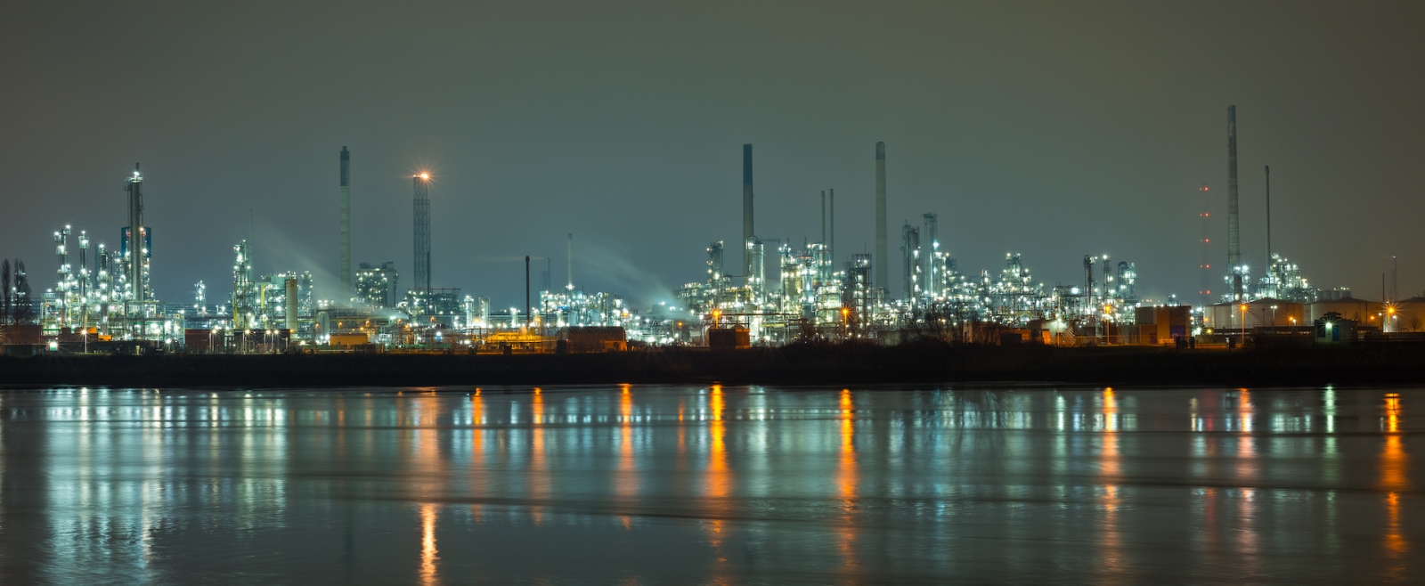 Панорама нефтехимической промышленности в Роттердаме, Нидерланды ночью
