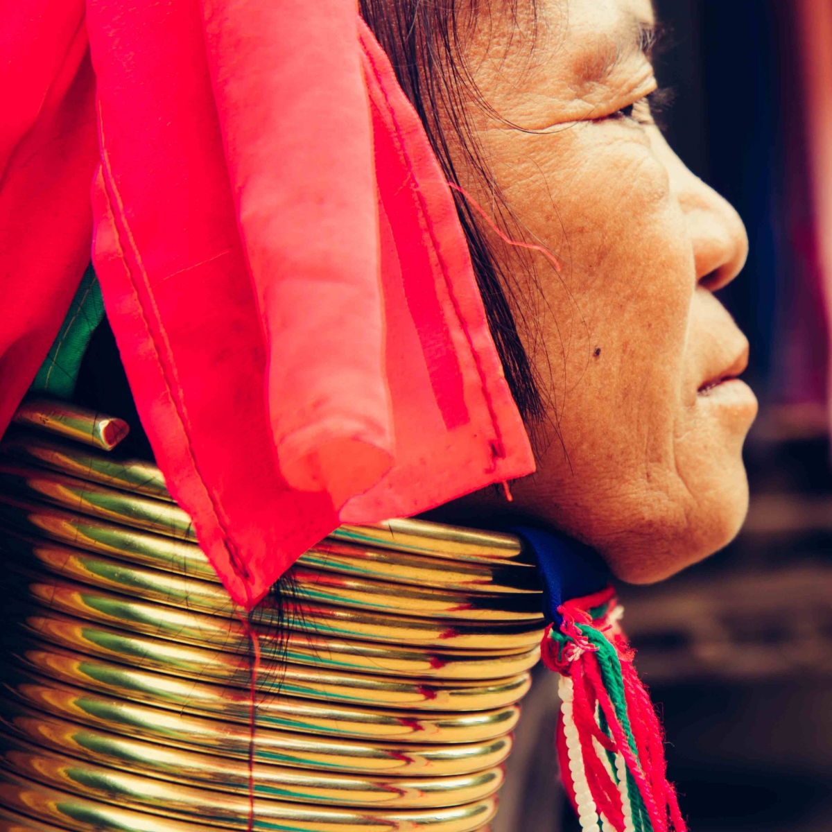 Nahaufnahme einer langhalsigen Frau in Burma am Inle-See