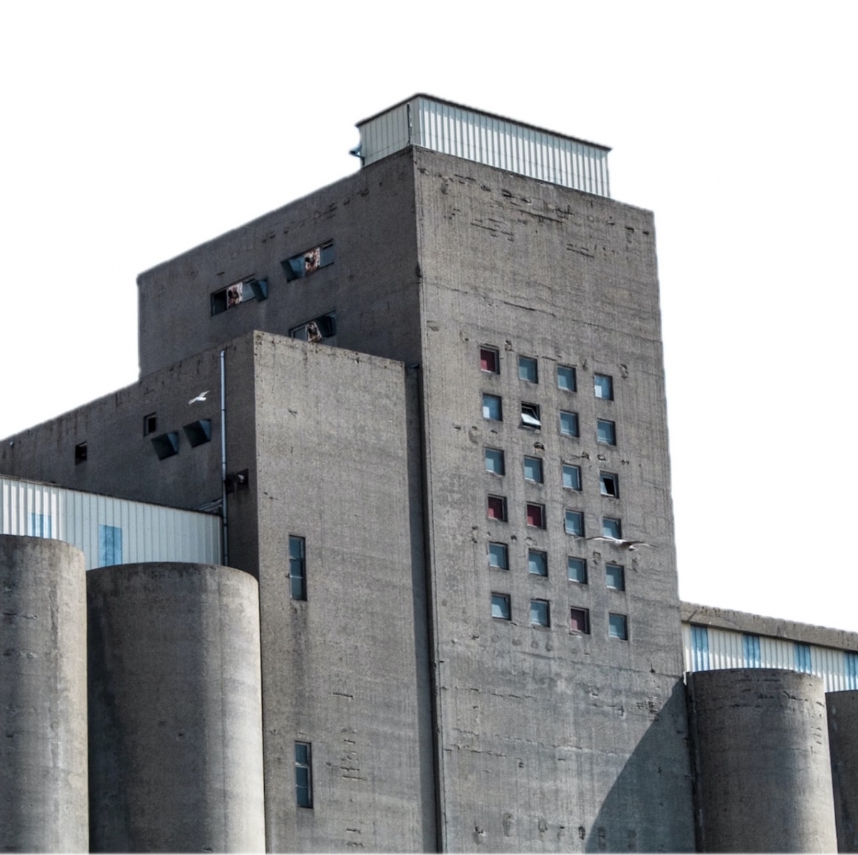 Le bâtiment en béton et abandonné des silos à grains du port du Havre a été en partie déconstruit en 2020-2021.