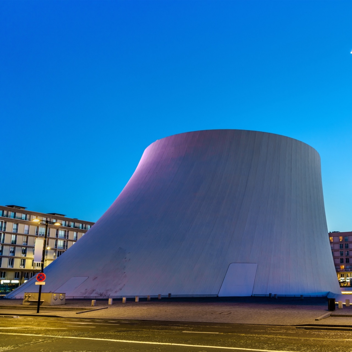 Le Volcan, ein Kulturkomplex bestehend aus einem Konzertsaal und einer Bibliothek.  Le Havre, Frankreich