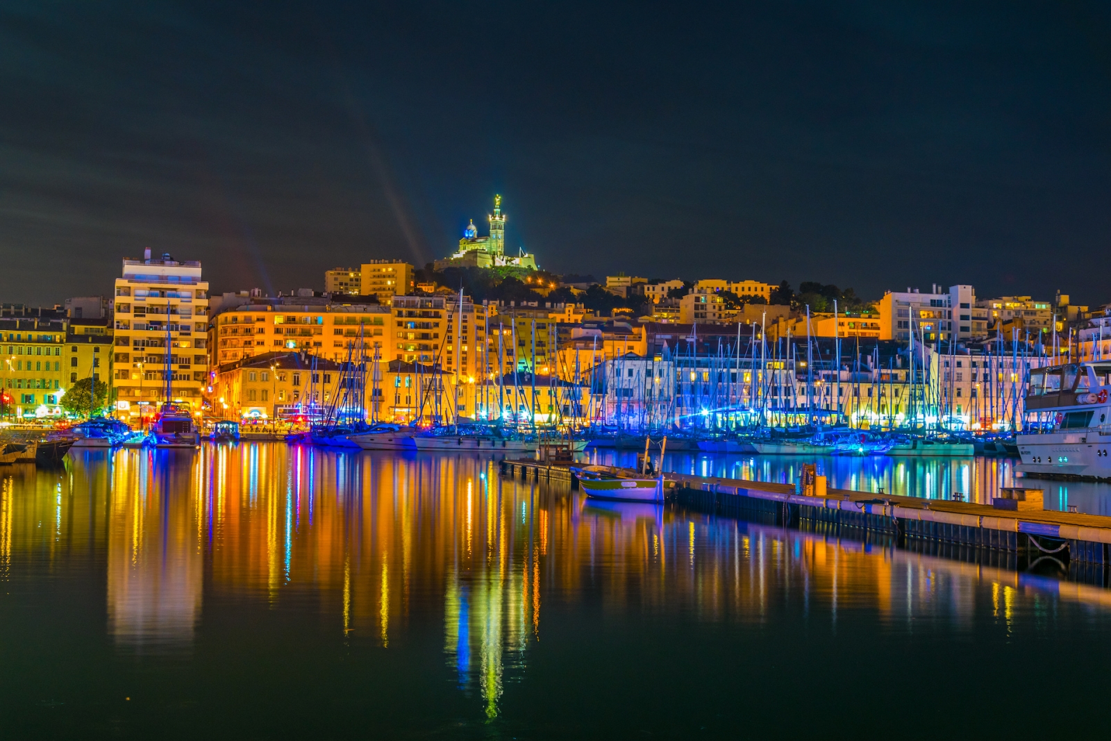 Vista del atardecer de Port Vieux en Marsella