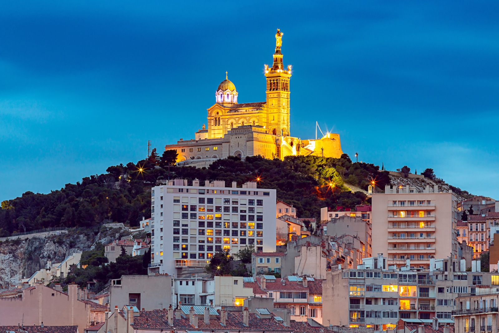 Kathedrale Notre Dame de la Garde bei Sonnenuntergang.