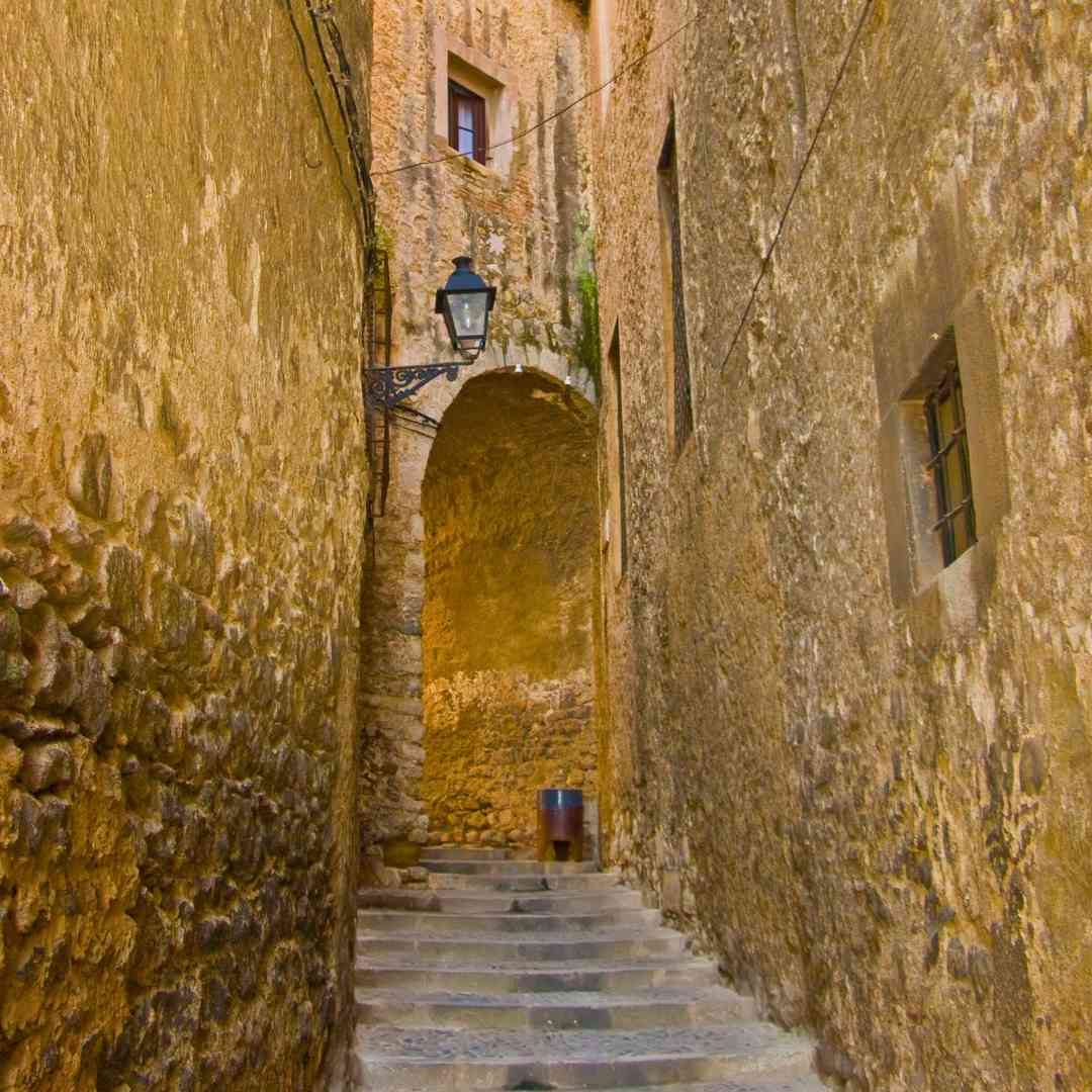 Calle estrecha y antigua de la ciudad de Girona (España), zona medieval