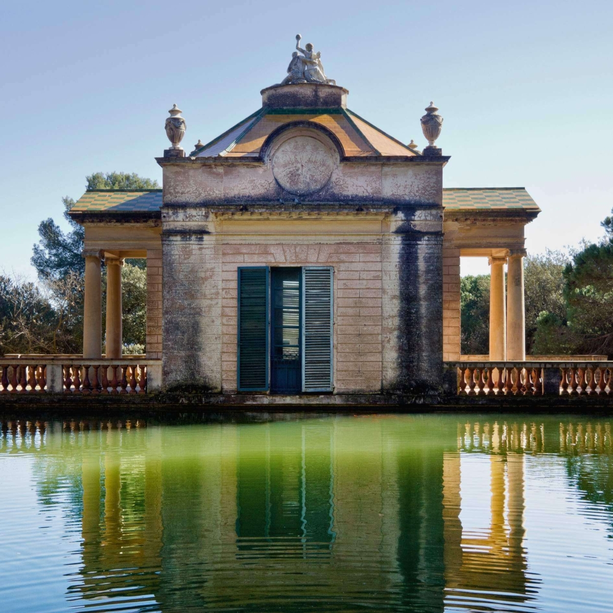 Alter Pavillon mit Teichwasser im Horta Labyrinth, Barcelona, ​​Katalonien, Spanien
