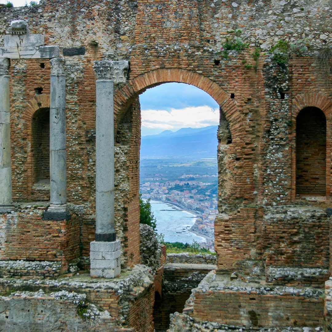 Le rovine di un antico teatro greco si trovano a Taormina (Teatro Antico di Taormina), nella città di Messina, in Sicilia, Italia.