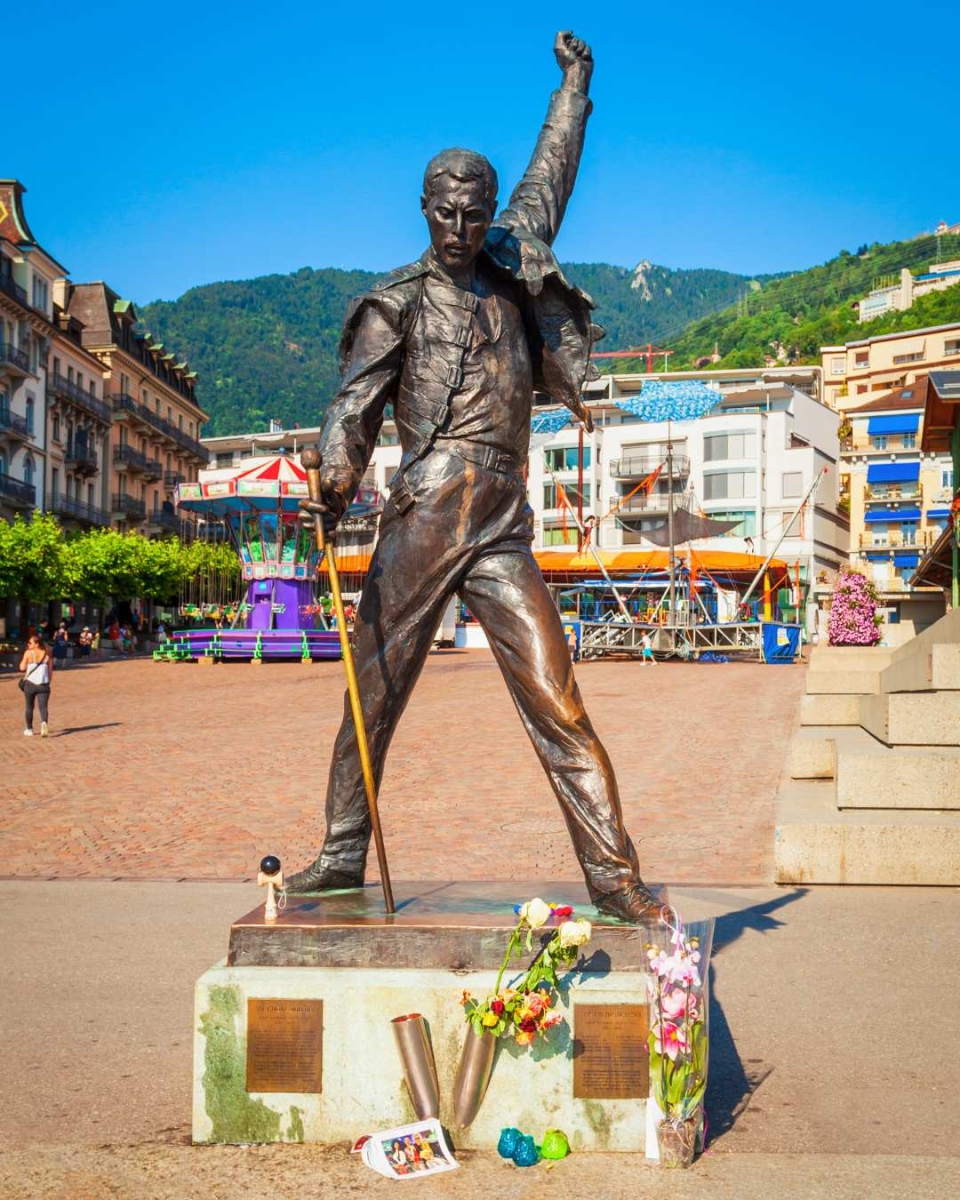 Statue von Freddie Mercury am Genfersee in Montreux, Schweiz. Freddie Mercury war Sänger der Rockband Queen