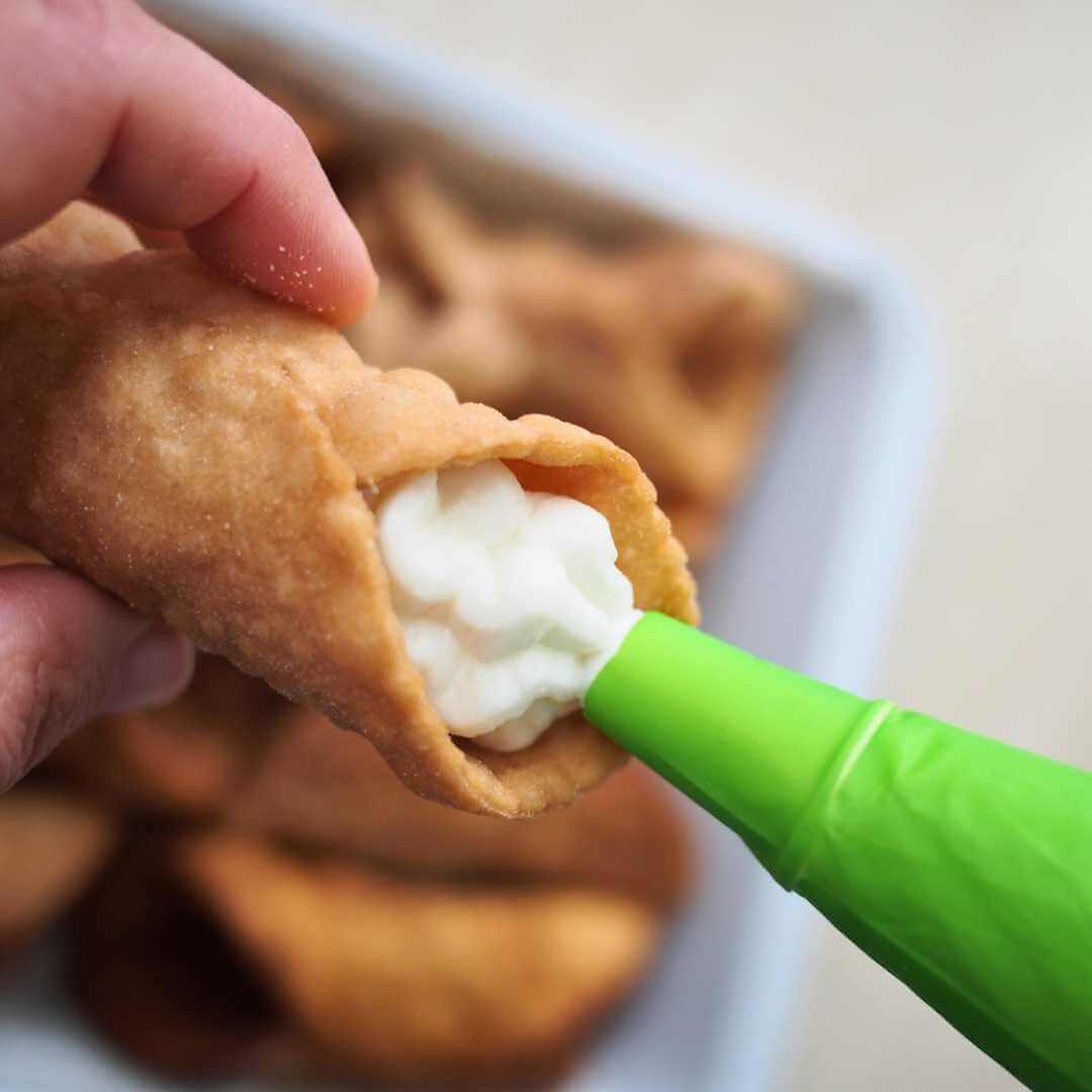 Preparazione dei cannoli siciliani