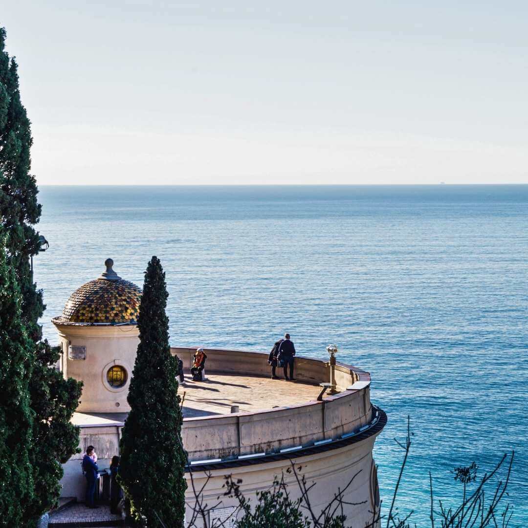 La Torre Bellanda en Niza ofrece un increíble mirador sobre el Promenade des Anglais y la Baie des Anges, Francia