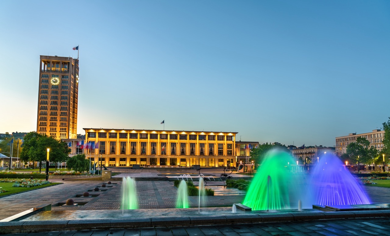 The city hall of Le Havre with a fountain