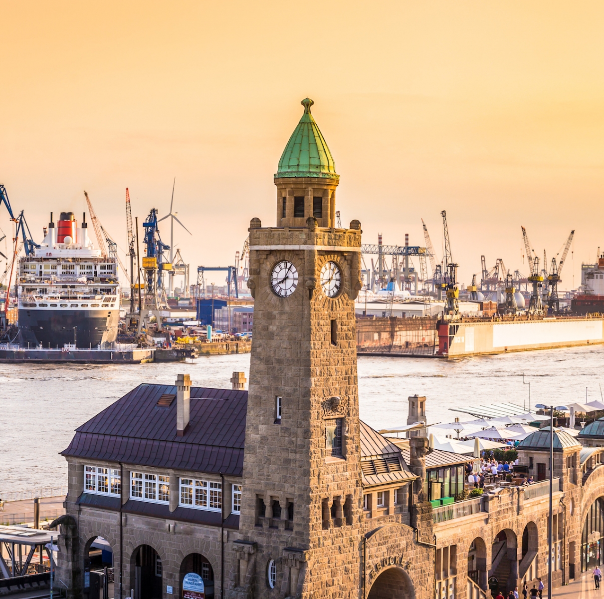 Les jetées de St. Pauli, en allemand : St. Pauli Landungsbrücken, souvent uniquement appelé Landungsbrücken, sont le plus grand site de débarquement du port de Hambourg, en Allemagne, et également l'une des principales attractions touristiques de Hambourg.  D'autres traductions en anglais incluent St. Pauli Landing Stages ou St. Pauli Landing Bridges.