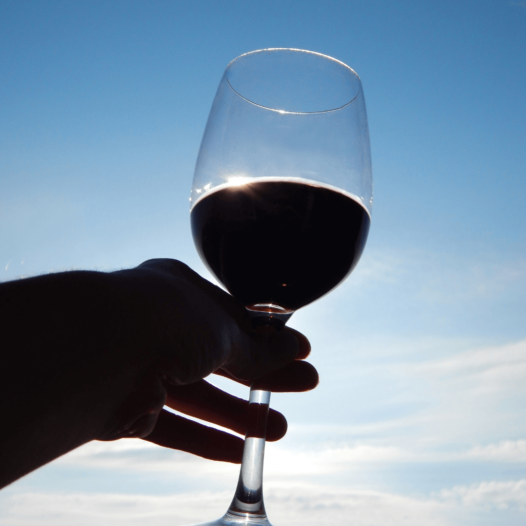 Die Rotweine in Villany haben eine dunkle rubinrote Farbe, ihr Geschmack ist charakteristisch, voller vollständiger Aromen und Düfte