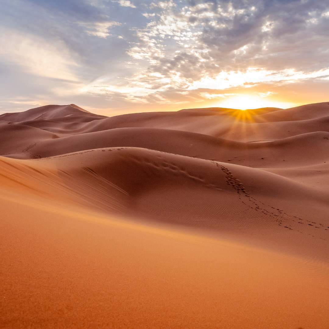 Hermosa puesta de sol sobre las dunas de arena del desierto del Sahara, África