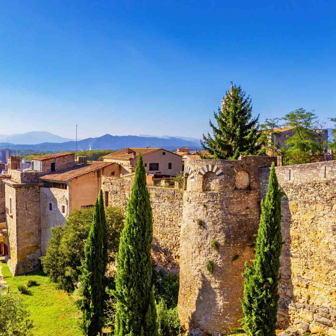 Venerabili mura cittadine del IX secolo di Girona con camminamenti, torri e punti panoramici della zona, una delle cose migliori da fare a Girona, Catalogna, Spagna