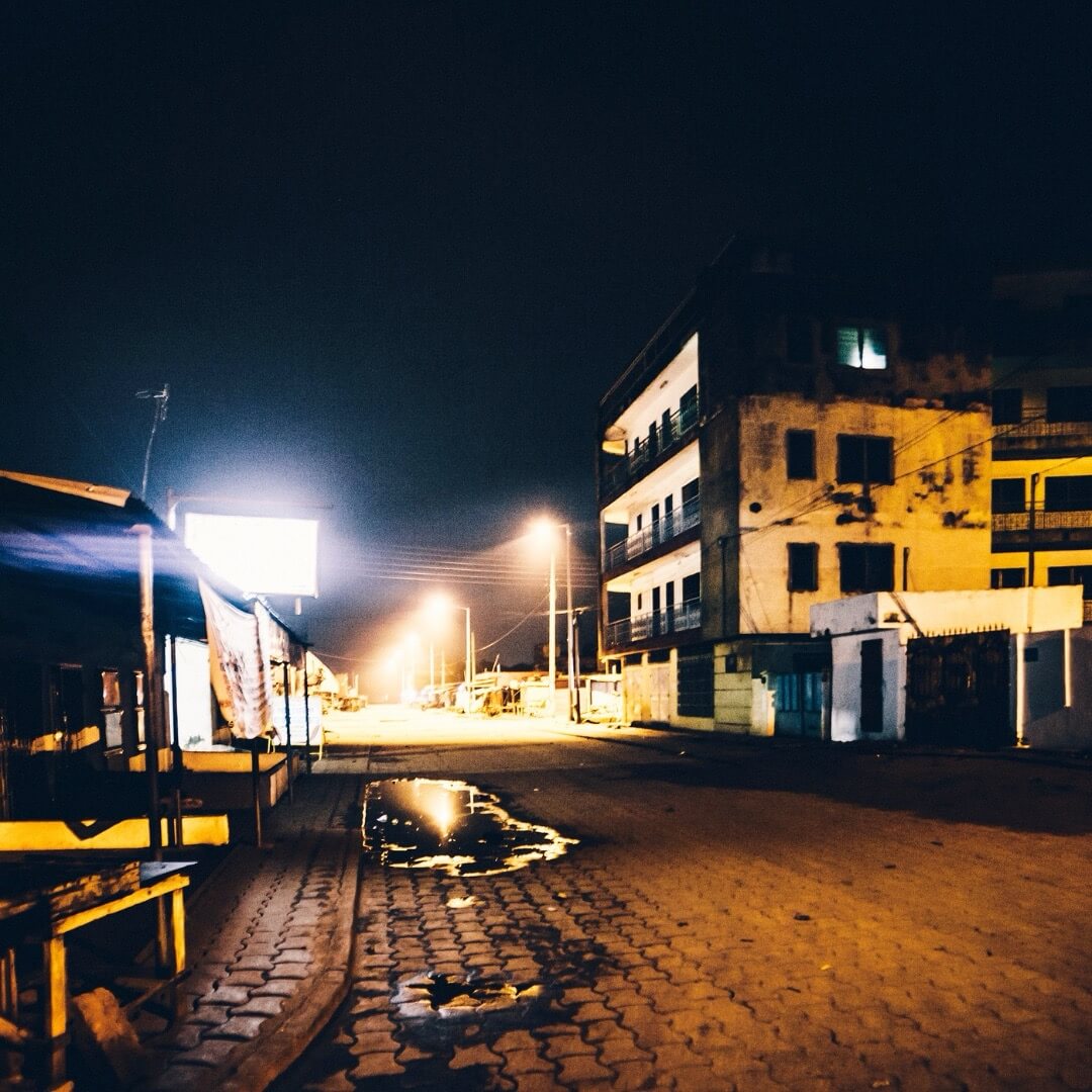 Città africana di notte. Abomey, Benin