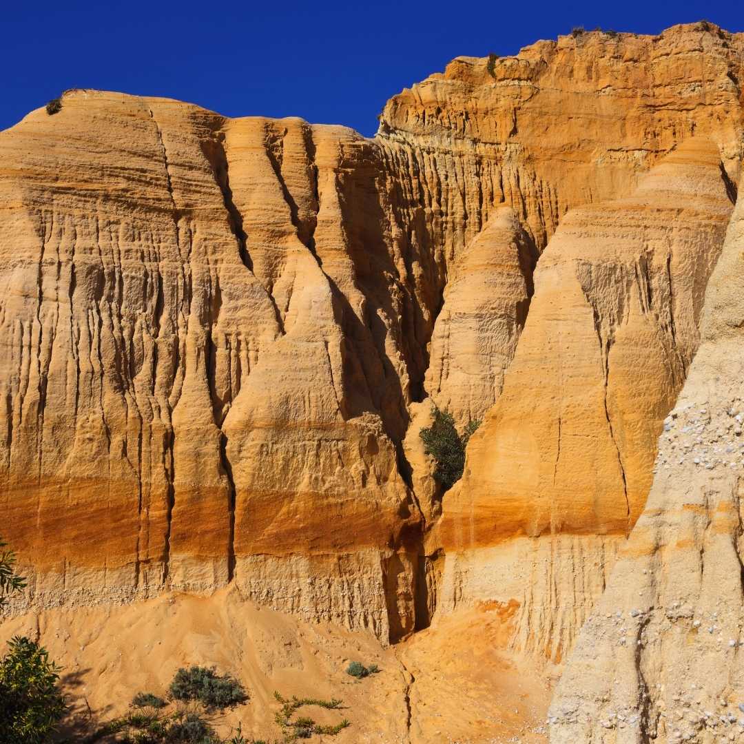 Portugal, Distrikt Setubal, Costa da Caparica, Arriba Fossil Natural Park – „Costa da Caparica Arriba Fossil Cliff Protected Landscape“. Klippen von der Küste aus gesehen.