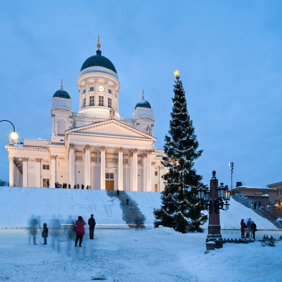 Piazza del Senato illuminata con la Cattedrale evangelica luterana e un albero di Natale in inverno
