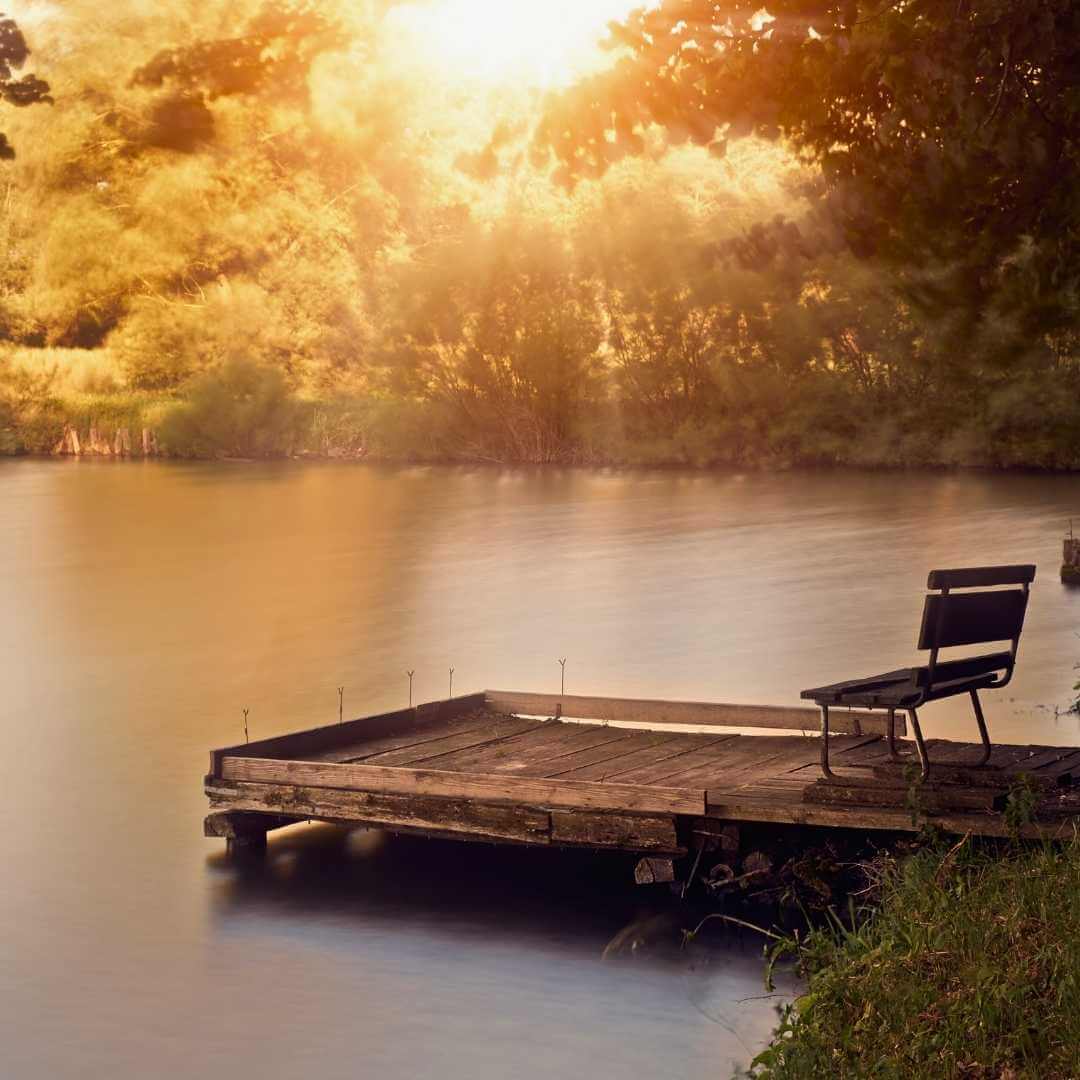 Quai du lac au lever du soleil